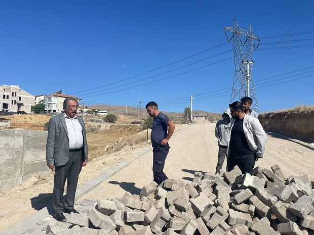 Belediye Başkanımız Sayın Mustafa Kenan Sarıtaş, ilçemiz Yukarı Mahalle’de devam eden kilit parke yol ve bordür çalışmalarını sahada yerinde inceleyerek yürütülen çalışmaları bizzat kontrol etti.