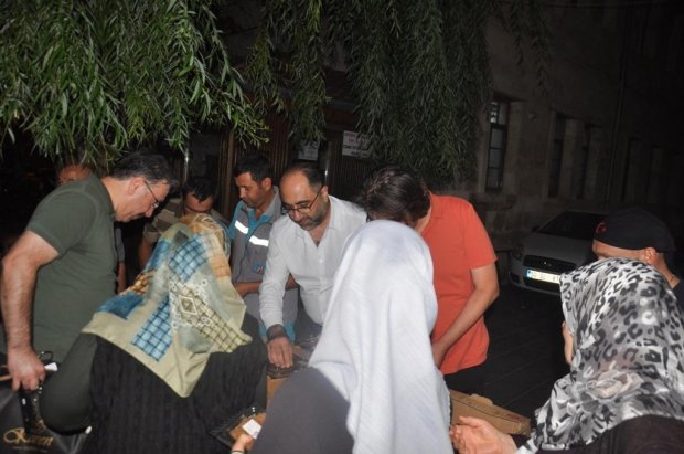 Belediyemiz tarafından Mevlit Kandili dolasıyla vatandaşlarımıza helva ikramında bulunuldu.