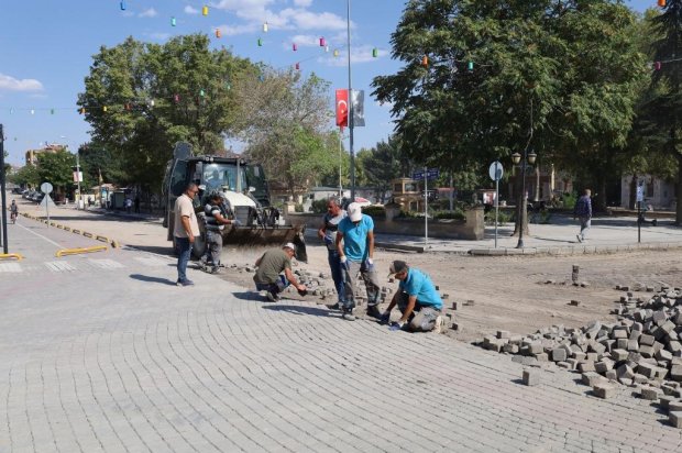 Avanos Çarşı Meydanı’nda, PTT önünden Çarşı Meydanı istikametine uzanan güzergahta, sıcak asfalt çalışmaları öncesinde kilit parke söküm çalışmalarına başlandı.