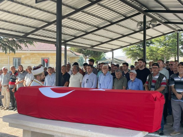 Emekli Komiser Ömer Faruk Güner için Avanos Kabristanlığı’nda İl Emniyet Müdürlüğü Mangası tarafından cenaze töreni düzenlendi.