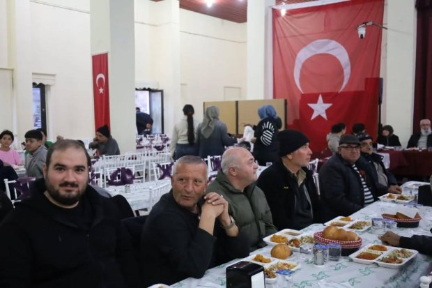 Belediyemiz tarafından düzenlenen geleneksel iftar yemeği, yoğun katılımla devam ediyor.