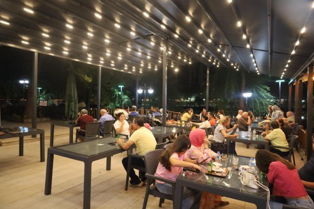 Belediyemiz Sosyal Tesislerinde Canlı Müzik Performansları ile Kızılırmak kıyısında yaz akşamları, canlı müzik eşliğinde daha da güzelleşiyor.