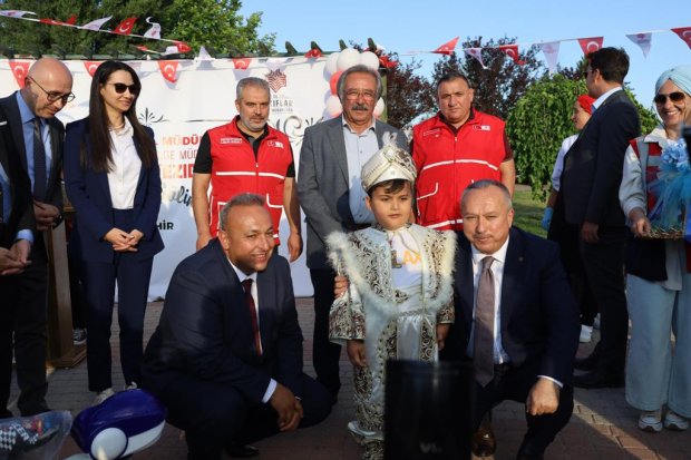 Kayseri Vakıflar Bölge Müdürlüğü tarafından Avanos'ta toplu sünnet şöleni gerçekleştirildi.