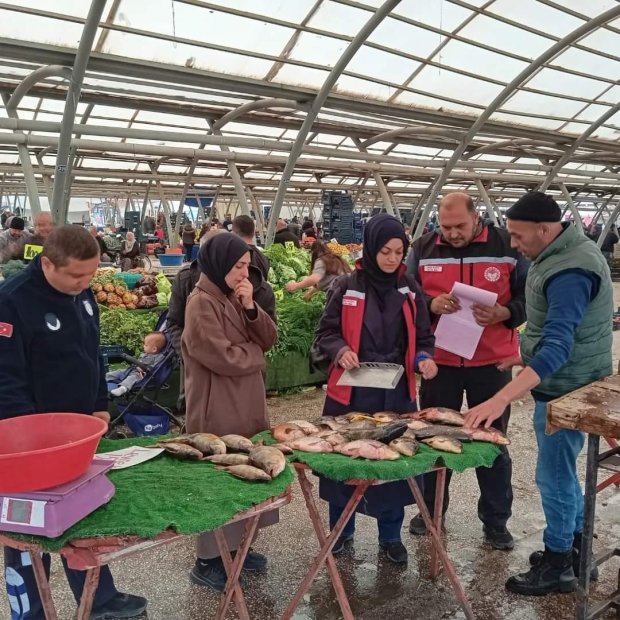 Zabıta Müdürlüğü ekiplerimiz, ilçe gıda tarım müdürlüğü ekibleri ile birlikte Su Ürünleri satışı yapan iş yeri denetimi yaptılar.