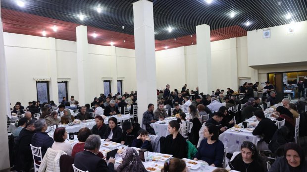 BELEDİYEMİZİN GELENEKSEL İFTAR SOFRASINDA HEMSEHRİLERİMİZ BİR ARADA ORUÇLARINI AÇIYOR