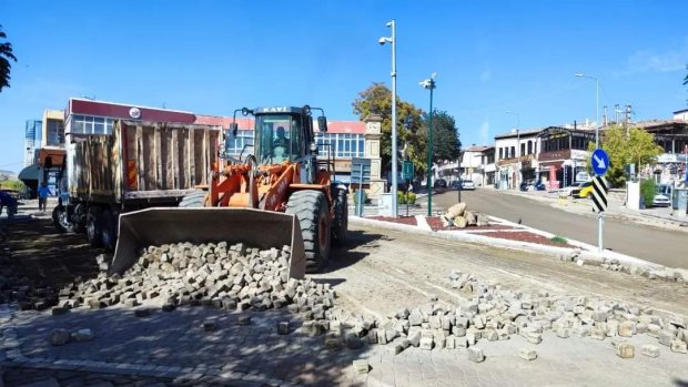 Alaaddin Camii ile Tarihi Taş Köprü'müz arası sıcak asfalt serim çalışmaları öncesi kilit parke söküm çalışmaları tamamlandı.
