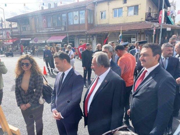Belediye Başkanımız Sayın Mustafa Kenan Sarıtaş, Cumhuriyetimizin 102. yılı kutlamaları kapsamında düzenlenen törende, Cumhuriyet Meydanı’nda bulunan Atatürk Anıtı’na çelenk sundu.