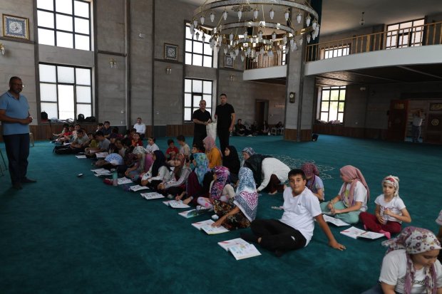 BELEDİYE BAŞKANIMIZDAN KUR'AN KURSU VE MÜZİK KURSU ÖĞRENCİLERİNE HEDİYE SÜRPRİZİ