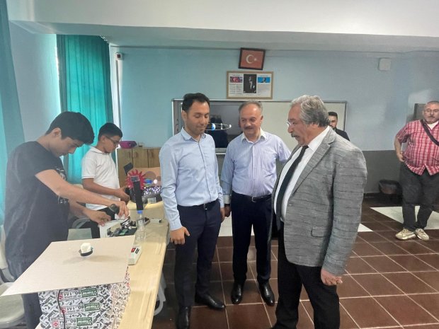 Belediye Başkanımız Sayın Mustafa Kenan Sarıtaş ilçemiz Ahmet Ergün Ortaokulunda düzenlenen bilim şenliğine katıldı.