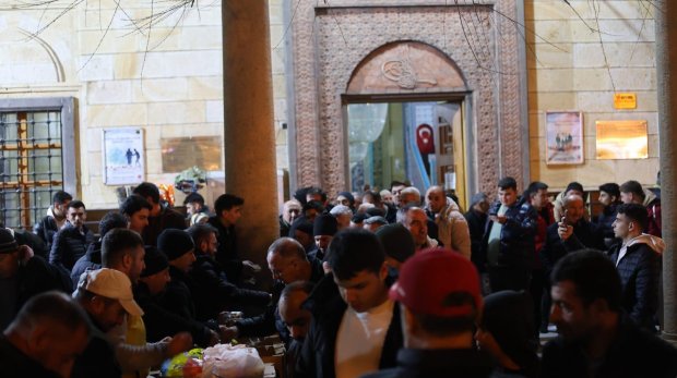 REGAİP KANDİLİ’NDE HEMŞEHRİLERİMİZE HELVA İKRAMI