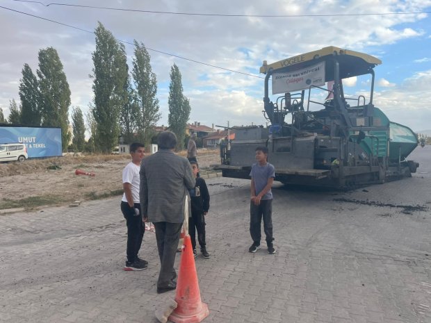 Belediye Başkanımız Sayın Mustafa Kenan Sarıtaş, Yeni Avanos Hükümet Konağı önündeki caddede yürütülen asfalt serim çalışmalarının son aşamalarını sahada bizzat takip etti.