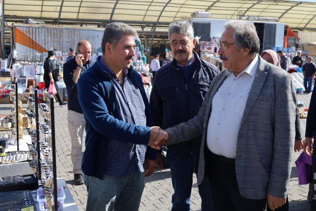 Belediye Başkanımız Sayın Mustafa Kenan Sarıtaş, Cuma günü pazaryerini ziyaret ederek esnaflarımızla ve hemşehrilerimizle tek tek sohbet etti.