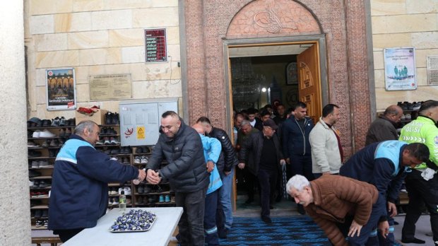 Belediye Başkanımız Sayın Mustafa Kenan Sarıtaş Bayram Namazının ardından Şehit Şevket Tekin Merkez Camii’nde hemşehrilerimizle bayramlaştılar.