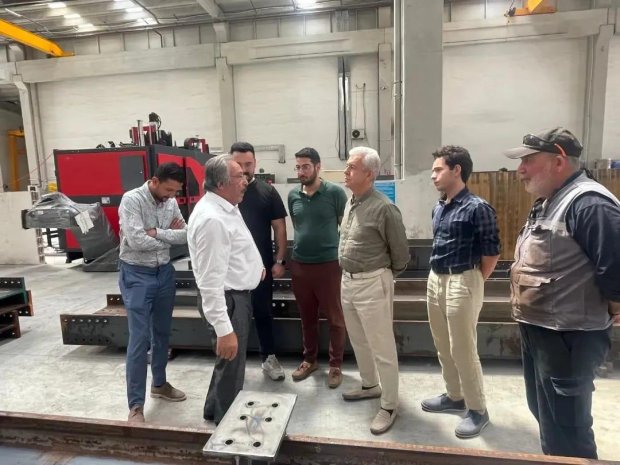 Belediye Başkanımız Mustafa Kenan Sarıtaş, Restorasyon çalışmaları hızlı bir şekilde devam eden Tarihi Taş Köprü’müzün çelik bağlantılarının yapım çalışmalarını Ankara’da Ceceli Grubu Yönetim Kurulu Başkanı Şerafettin Ceceli, Fabrika müdürü Ertuğrul Bilka