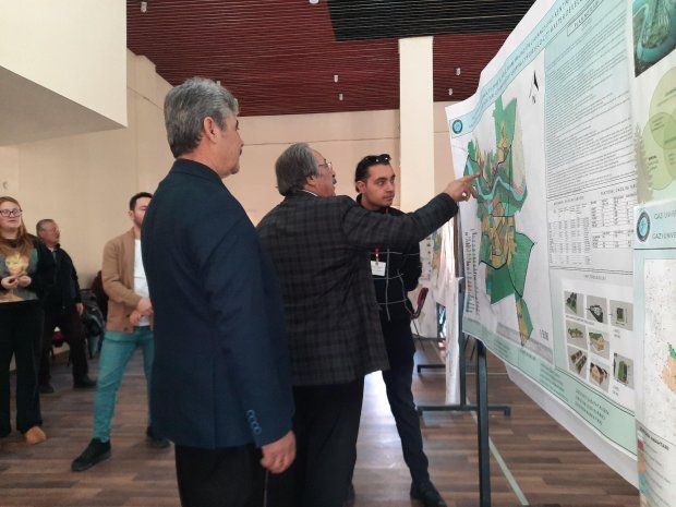 Belediye Başkanımız Sn. Mustafa Kenan Sarıtaş, Gazi Üniversitesi Şehir ve Bölge Planlama Bölümü öğrencilerinin tasarım olarak 2040 yılı için Avanos’u planlama çalışmalarını içeren atölye sergisini ziyaret etti.