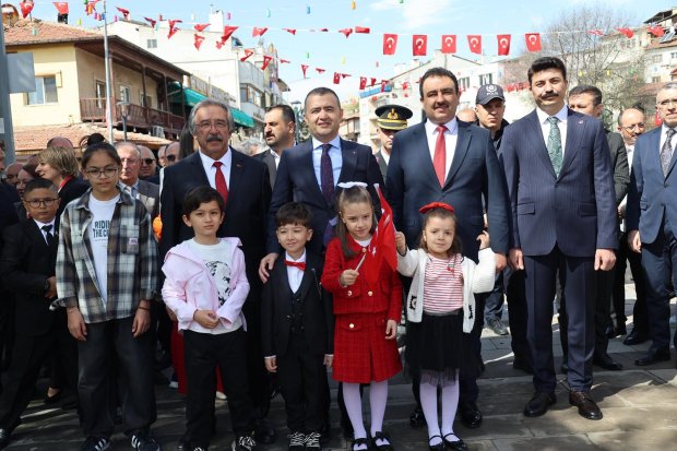 23 NİSAN ULUSAL EGEMENLİK VE ÇOCUK BAYRAMI DOLAYISIYLA ÇELENK TÖRENİ DÜZENLENDİ