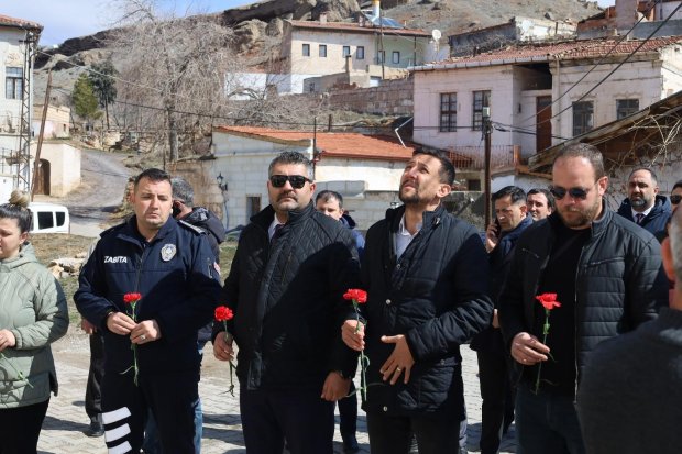 Belediyemiz tarafından değerli sanatçımız Edip Akbayram’ın evinin önüne kadar yürüyüş düzenlenerek karanfil ve çelenk bırakıldı.