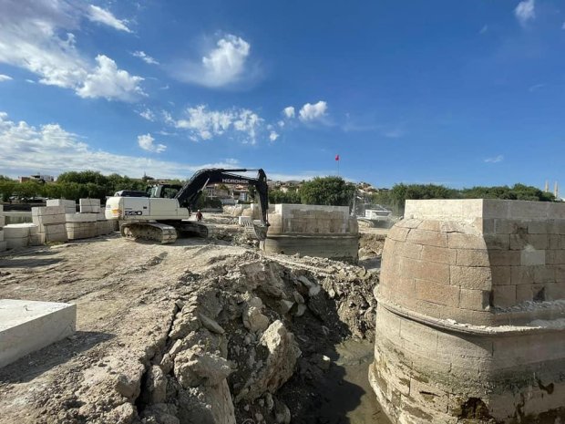 Belediye Başkanımız Tarihi Taş Köprü’müzde devam eden restorasyon çalışmalarını yerinde inceldi.