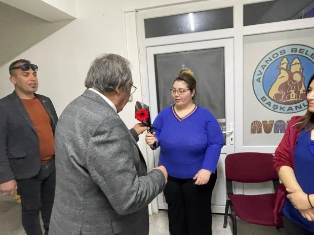8 Mart Dünya Kadınlar Günü'nün hafta sonuna denk gelmesinden dolayı, Belediye Başkanımız Sn. Mustafa Kenan Sarıtaş, haftanın ilk iş günü belediyemizde çalışan kadın personellerimize çiçek takdim ederek, 8 Mart Dünya Kadınlar Günü'nü kutladı.