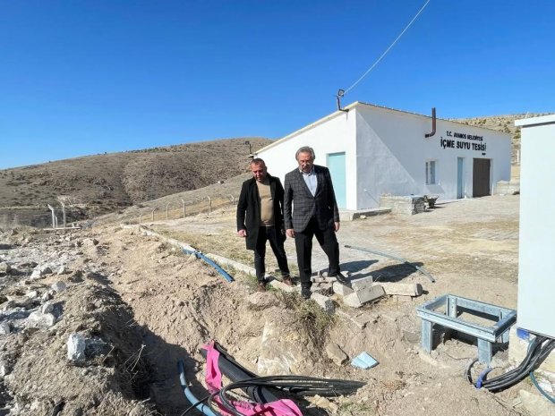 Köybağı Değirmenbaşı su kuyularımızın enerji ihtiyacını karşılamak amacıyla kurulumuna başlanan güneş enerji panellerinin montaj çalışmaları tamamlanıyor.