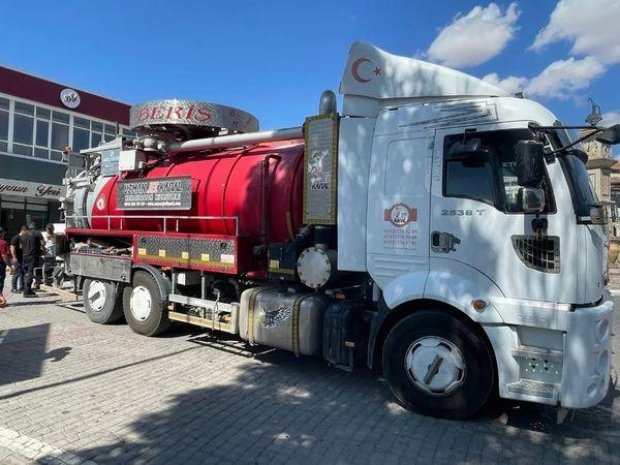 Belediye Başkanımız Mustafa Kenan Sarıtaş, İlçemiz çarşı merkezindeki kanalizasyon hattının temizliği için alanda çalışan ekiplerimizi ziyaret ederek; çalışmaları yerinde inceliyor.