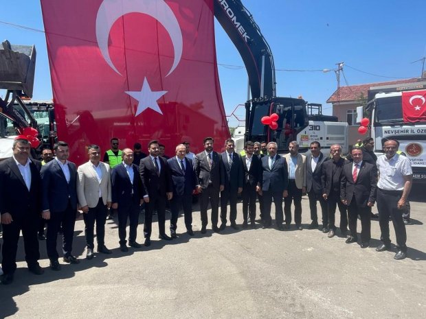 Nevşehir İl Özel İdaresi tarafından düzenlenen “Sezon Açılışı ve Araç Tanıtım Programı”, yoğun bir katılımla İl Özel İdaresi yerleşkesinde gerçekleştirildi.