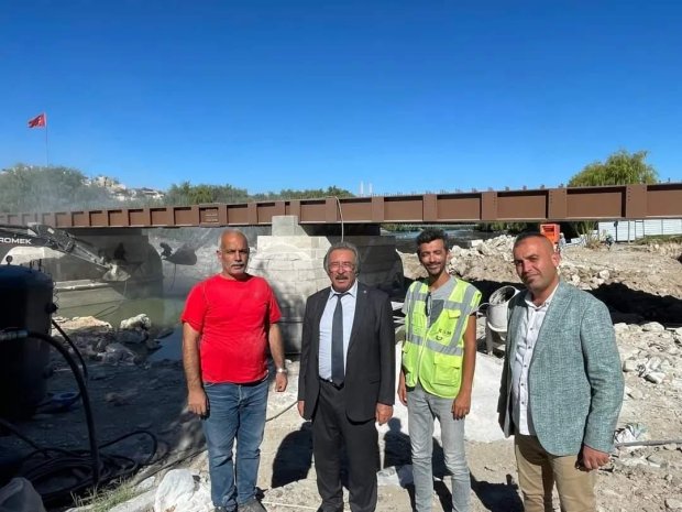 Belediye Başkanımız Mustafa Kenan Sarıtaş, Tarihi Taş Köprümüzdeki çalışmaları yerinde incelemeye devam ediyor.