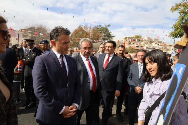 Belediye Başkanımız Sayın Mustafa Kenan Sarıtaş, Cumhuriyetimizin 102. yılı kutlamaları kapsamında düzenlenen törende, Cumhuriyet Meydanı’nda bulunan Atatürk Anıtı’na çelenk sundu.