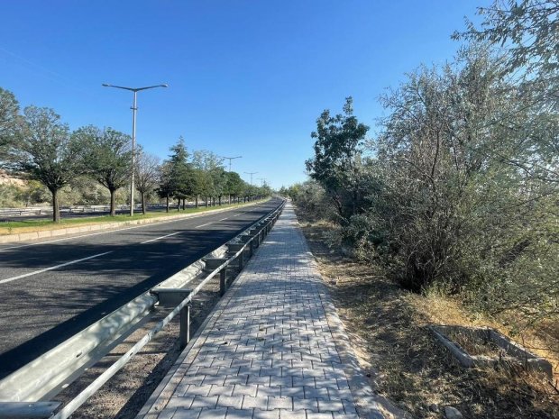 Çevre Yolu Köprüsü ile Karaseki Mahallesi kavşağı arasında yer alan güzergâhta, yolun her iki cephesinde yürütülen kaldırım ve bordür çalışmaları tamamlandı.