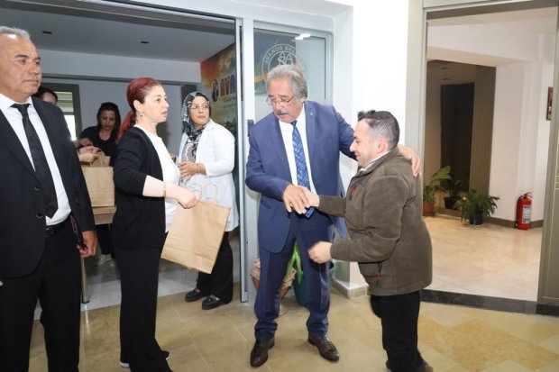 Belediye Başkanımız Sn. Mustafa Kenan Sarıtaş, Kurban Bayramı dolayısıyla belediye binasında ve bağlı hizmet birimlerinde görev yapan personelimizle bir araya gelerek bayramlaştı.