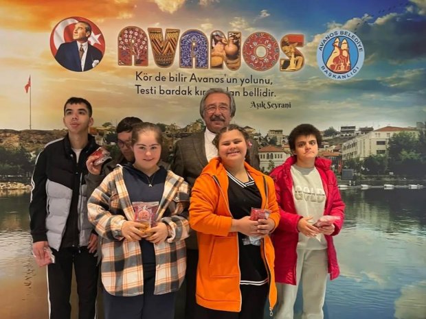 Gevher Nesibe Özel Eğitim Uygulama Okulu 3 kademe öğrencileri, Beden Öğretmeni Sn. Ebru Ulaş refakatinde Belediye Başkanımız Sayın Mustafa Kenan Sarıtaş'ı ziyaret ettiler.