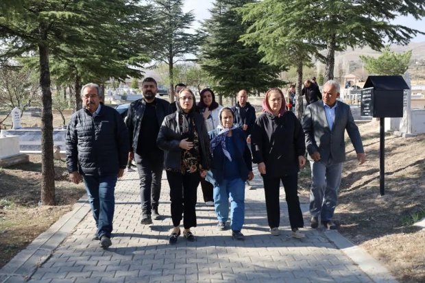 TBMM MHP Grup Başkan Vekili ve Nevşehir Milletvekilimiz Sayın Prof. Dr. Filiz Kılıç ve Belediye Başkanımız Sayın Mustafa Kenan Sarıtaş arefe günü kabir ziyaretlerinde bulundular.