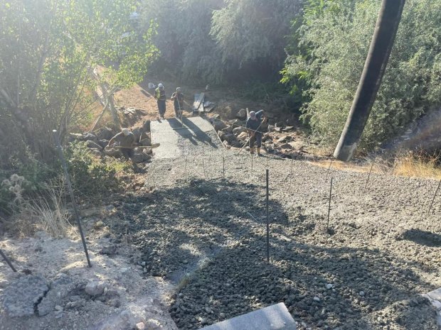 Çevre Yolu Köprüsü ile Karaseki Mahallesi kavşağı arasında yer alan güzergâhta, yolun her iki cephesinde yürütülen kaldırım ve bordür çalışmaları tamamlandı.