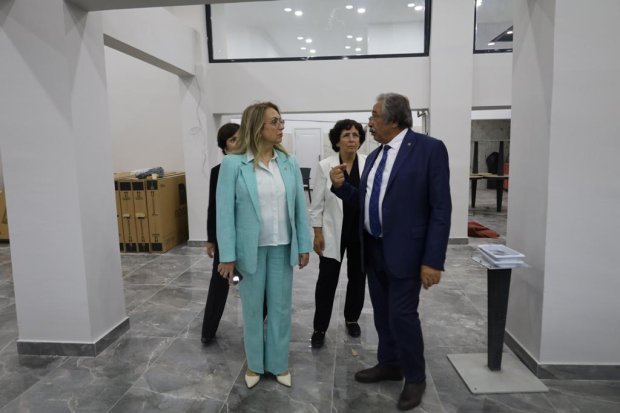 Milletvekilimiz Sayın Prof. Dr. Filiz Kılıç ve Belediye Başkanımız Sayın Mustafa Kenan Sarıtaş, sosyal tesislerde bulunan vatandaşlarımızla da sohbet ettiler ardından sosyal tesislerde devam eden çalışmaları incelediler.