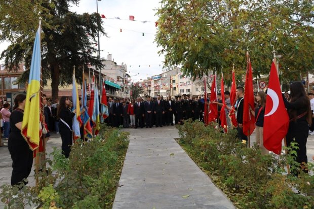 Belediye Başkanımız Sayın Mustafa Kenan Sarıtaş, Cumhuriyetimizin 102. yılı kutlamaları kapsamında düzenlenen törende, Cumhuriyet Meydanı’nda bulunan Atatürk Anıtı’na çelenk sundu.