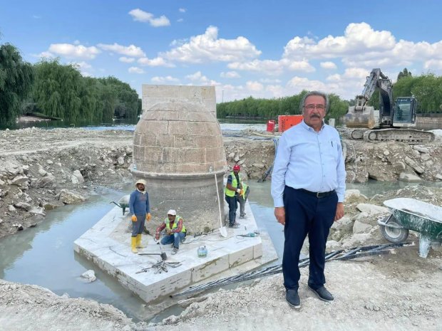 Belediye Başkanımız, restorasyon süreci devam eden Tarihi Taş Köprü’nün çalışmalarını yerinde inceledi.