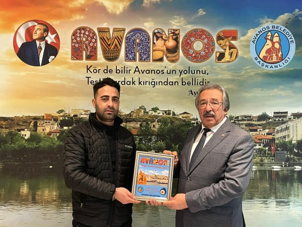 Belediye Başkanımız Sayın Mustafa Kenan Sarıtaş, ilçemizde yeni iş yeri açan esnaflarımıza hayırlı olsun plaketi takdim etti.