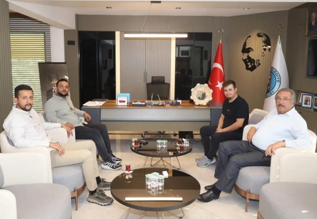 Harran Belediyesi Kültür ve Sosyal İşler Müdürü Halil Hüseyin Ay, Belediye Başkanımız Mustafa Kenan Sarıtaş'ı makamında ziyaret etti.