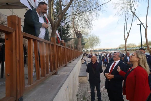 TBMM MHP Grup Başkanvekili ve Nevşehir Milletvekilimiz Sn. Prof. Dr. Filiz Kılıç, Belediye Başkanımız Sn. Mustafa Kenan Sarıtaş, MHP Avanos İlçe Başkanımız Sn. Alparslan Atasoy ve İl Genel Meclis Üyemiz Sn. Murat Öztürk, çarşı merkezinde ve Kızılırmak ken