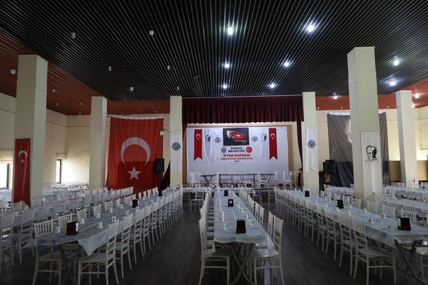 Belediye Başkanımız Sayın Mustafa Kenan Sarıtaş, Ramazan ayı dolayısıyla belediye toplantı salonunda vatandaşlarımıza verilecek iftar yemeği hazırlıklarını yerinde inceleyerek yürütülen çalışmaları kontrol etti.