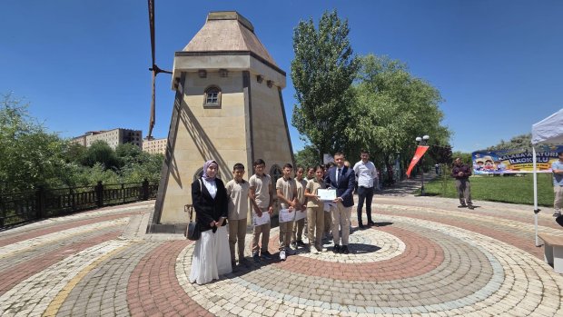 KALABA ATATÜRK İLKOKULUNUN DİKEY TARIM VE GERİ DÖNÜŞÜM YARIŞMALARINDA DERECEYE GİREN ÖĞRENCİLERE ÖDÜLLERİ TÖRENLE VERİLDİ