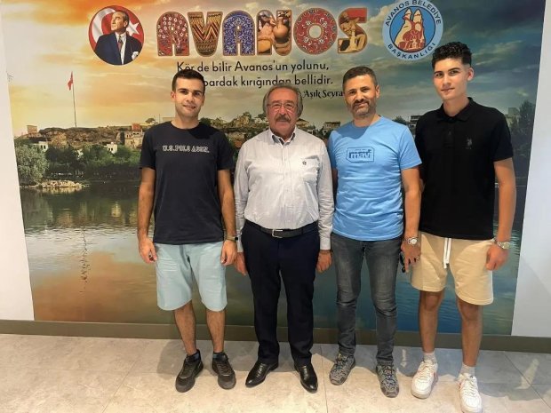 Genç Osman Koray Ünlü ve oğulları Yusuf ve Ahmet Ünlü Belediye Başkanımız Mustafa Kenan Sarıtaş'ı makamında ziyaret ettiler.