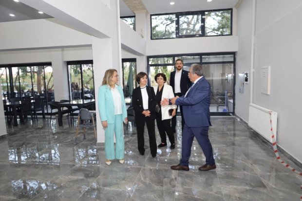 Milletvekilimiz Sayın Prof. Dr. Filiz Kılıç ve Belediye Başkanımız Sayın Mustafa Kenan Sarıtaş, sosyal tesislerde bulunan vatandaşlarımızla da sohbet ettiler ardından sosyal tesislerde devam eden çalışmaları incelediler.