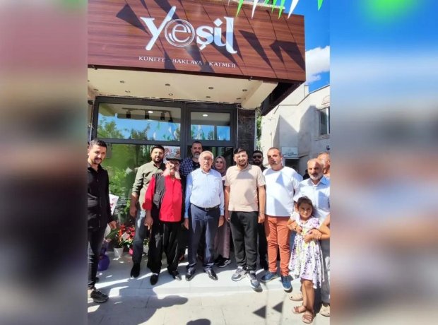 Belediye Başkanımız Mustafa Kenan Sarıtaş, ilçemiz eski lise binası karşısında Seyit Ali Zabun tarafından açılan Yeşil Künefe isimli işyerinin açılış kurdelesini kesip, hayırlı olsun dileklerinde bulundu.