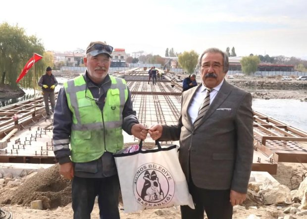 Tarihi Taş Köprünün Çelik Konstrüksiyon İşçilerine Başkan Sarıtaş Hediye Takdim Etti.