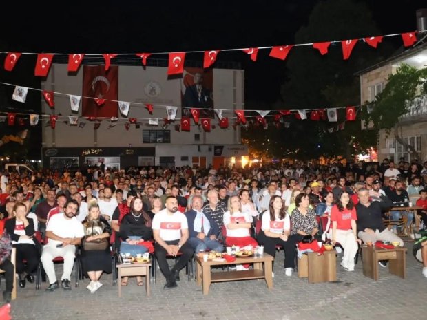 Türk halkına bu muhteşem duyguları yaşatan, 85 milyonu tek yürek yapan birbirinden yetenekli evlatlarımıza yaşattıkları bu gurur için teşekkür ediyoruz.