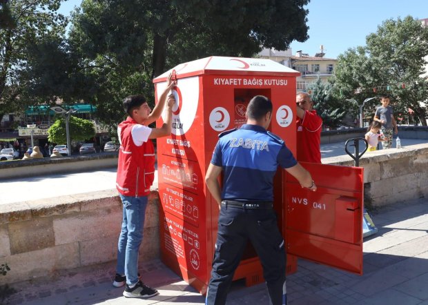 Avanos Belediye Başkanlığı, Türk Kızılay Nevşehir Şubesi ve Kızılay Lojiştik işbirliği protokolü kapsamında 8 noktaya kıyafet bağış kutuları yerleştirildi.