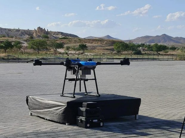 Belediye Başkanımız Mustafa Kenan Sarıtaş, il protokolü ile birlikte Assuva Uzay ve Havacılık Savunma Sanayi tarafından ilçemizde kurulacak drone fabrikasında üretilecek cihazların test sürüşlerine katıldı.