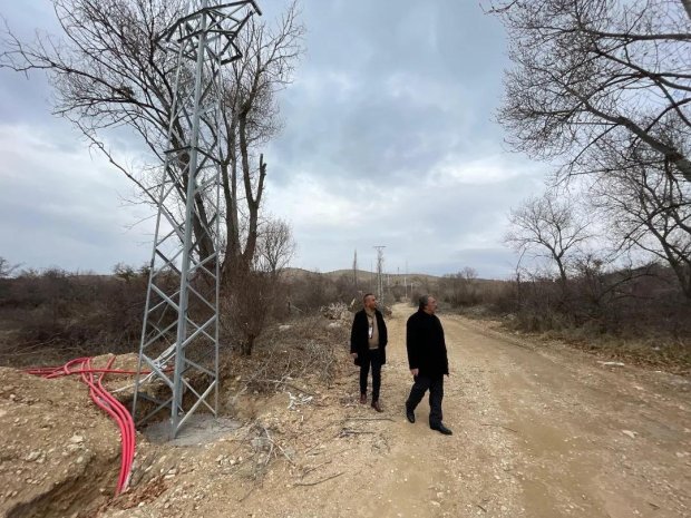 Köybağı mevkiinde elektrik direği dikme çalışması devam ediyor.