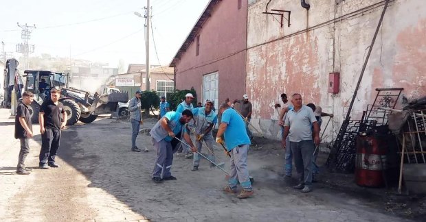 Destek Hizmetleri Müdürlüğüne bağlı ekiplerimiz, ilçemiz Sanayi Bölgesinde iş makineleri ile yol, kaldırım, çöp ve sanayi atığı temizliği gerçekleştirdiler.